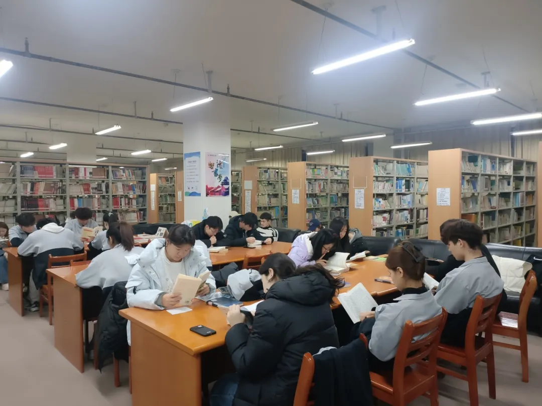 书香同行，阅读青春 --图书馆系列读书会